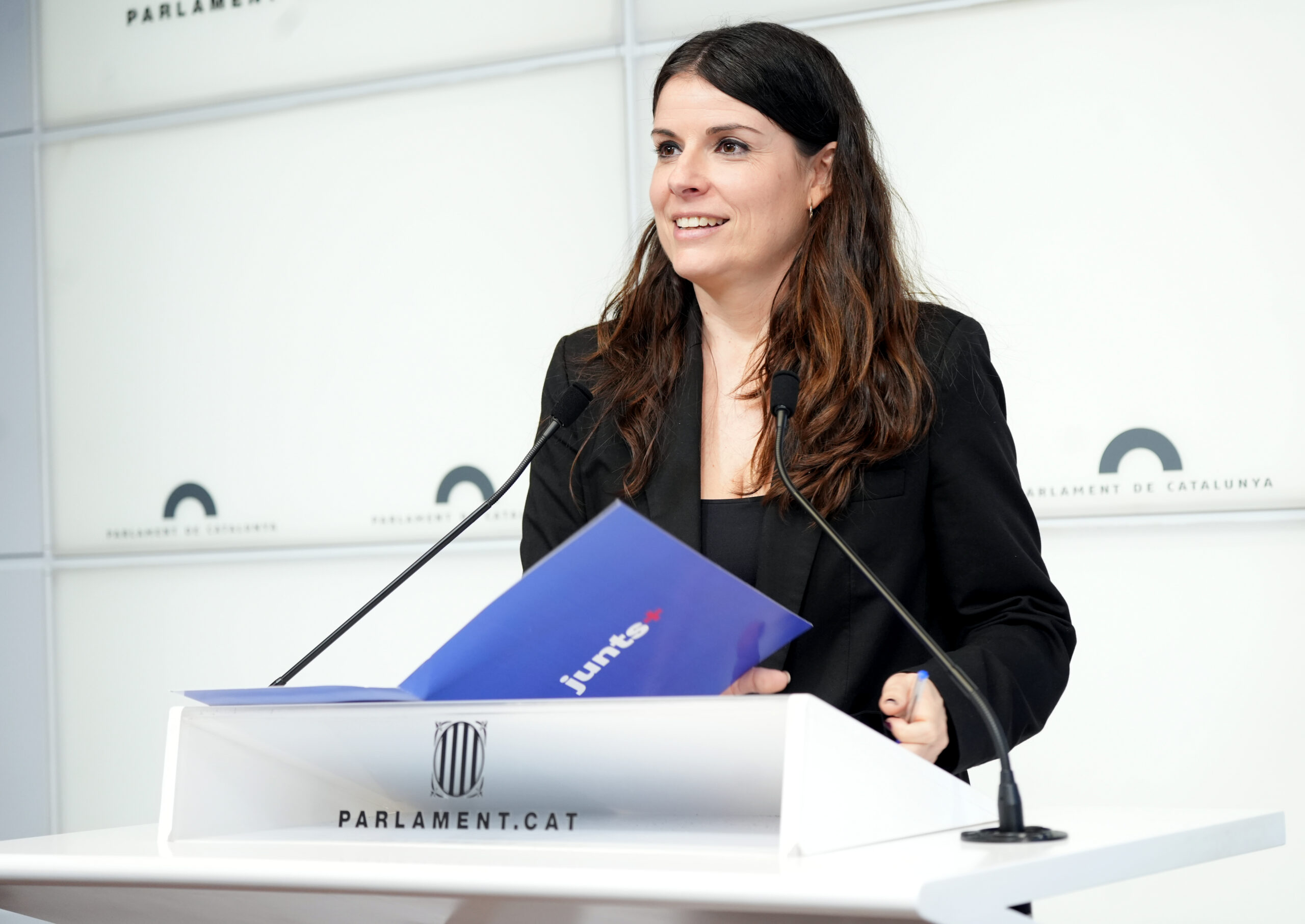 La presidenta del grup parlamentari de Junts, Mònica Sales, en conferència de premsa (fotografia: ACN / Nazaret Romero).