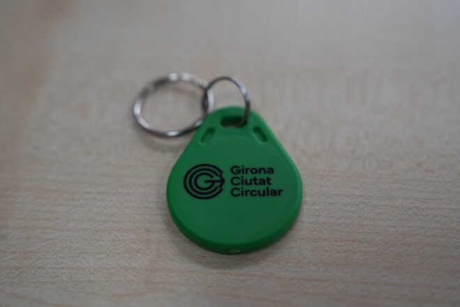 Girona crea uns clauers per obrir els contenidors intel·ligents i les àrees temporals