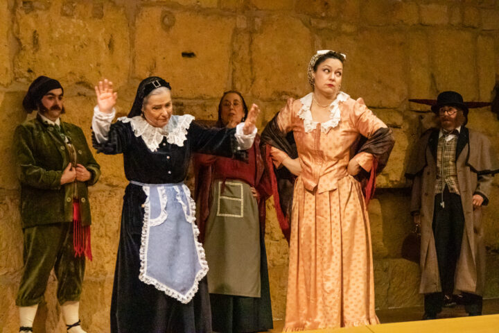 Un moment del ball parlat de Sogra i Nora de l'any passat. Fotografia: Jordi Roig.