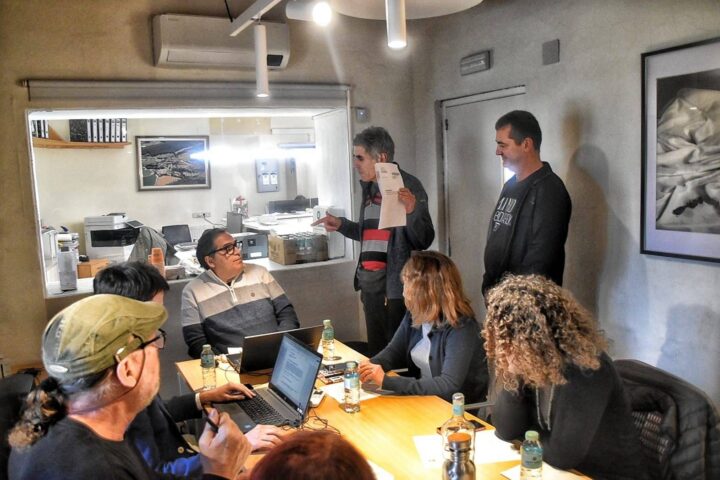 Membres de la Coordinadora Antimonàrquica de les Comarques Gironines (CACGi) encarant-se amb el batlle de Sant Martí Vell.