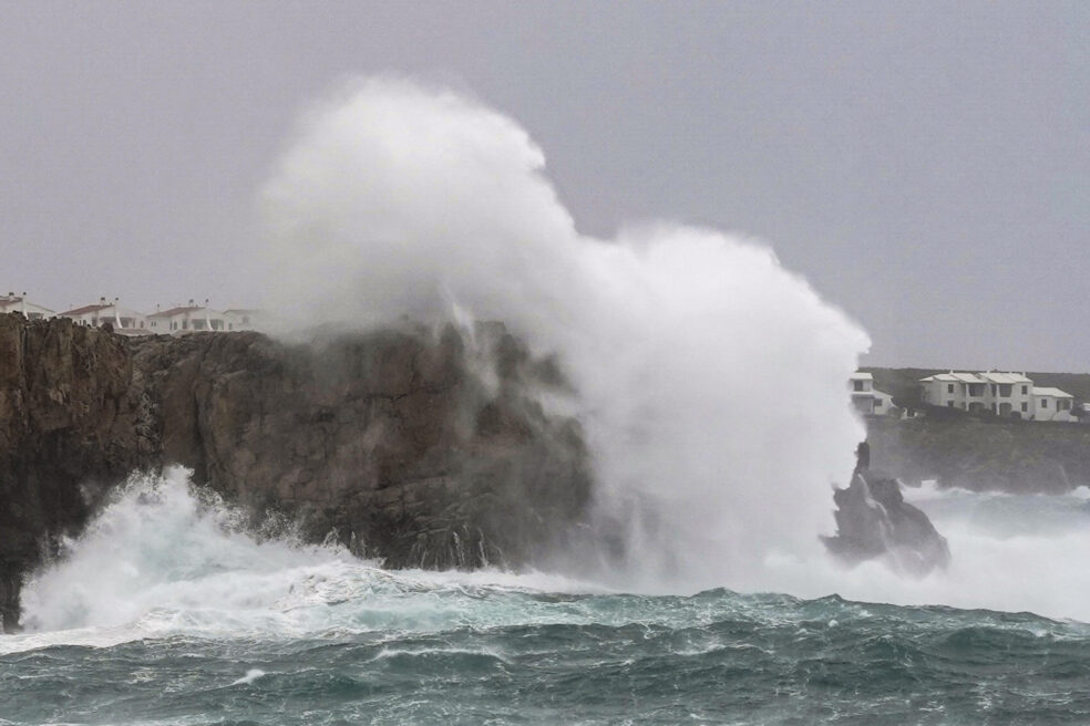 Onades gegants a Menorca en un temporal que ha afectat bona part del país