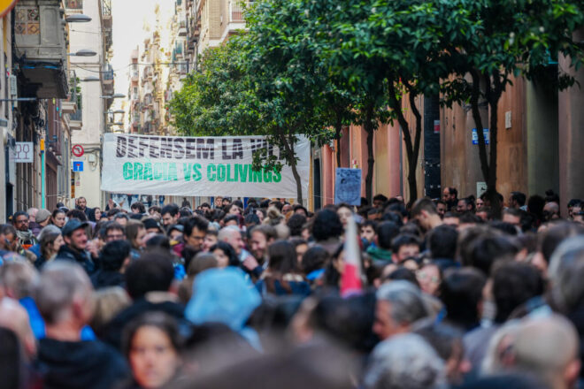 Unes dues-centes persones intenten d’impedir un desnonament al carrer de Sant Agustí de Gràcia