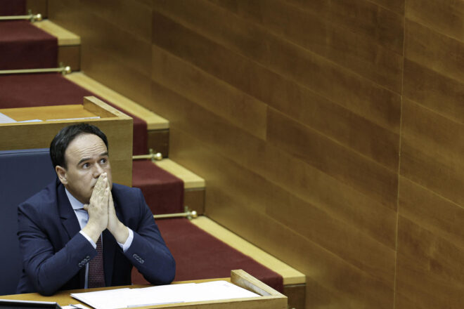 La incomoditat de Pérez Llorca amb Mazón sura en una sessió de control marcada per la tensió i el “no a la guerra”