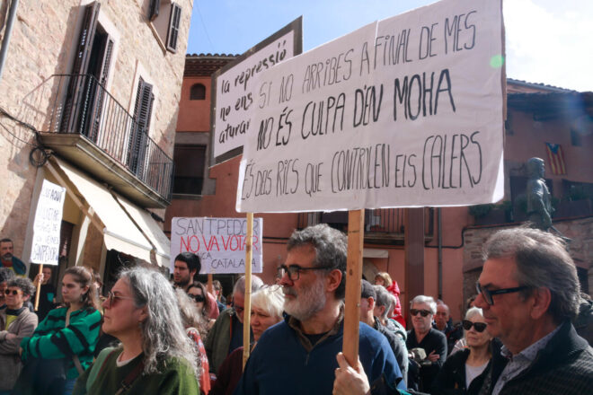 Un centenar de persones es manifesten a Santpedor contra Aliança Catalana