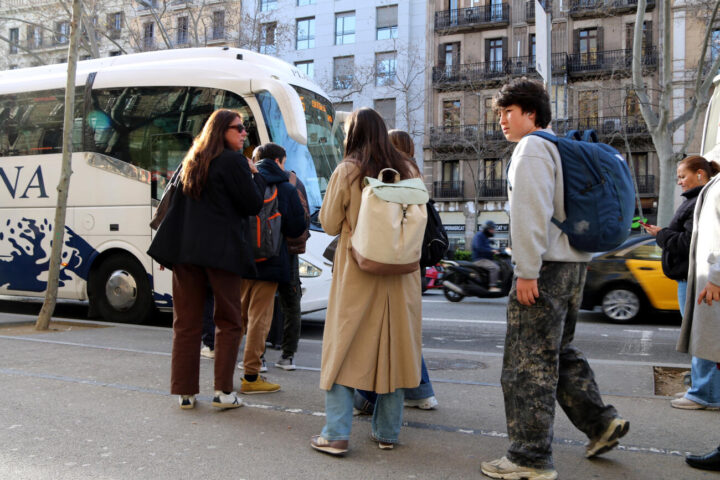 Usuaris agafant un bus e14 cap a Sant Pere de Ribes a la Gran Via de Barcelona (fotografia: ACN / Jordi Bataller).