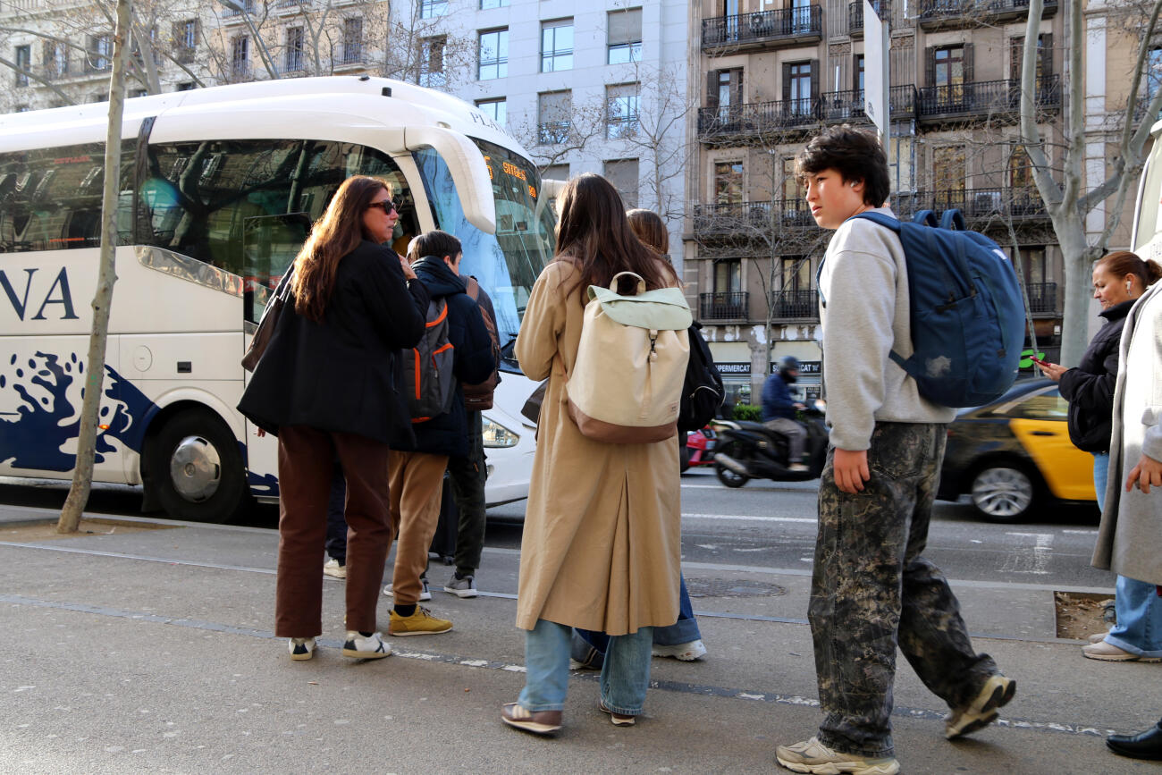 Usuaris agafant un bus e14 cap a Sant Pere de Ribes a la Gran Via de Barcelona (fotografia: ACN / Jordi Bataller).