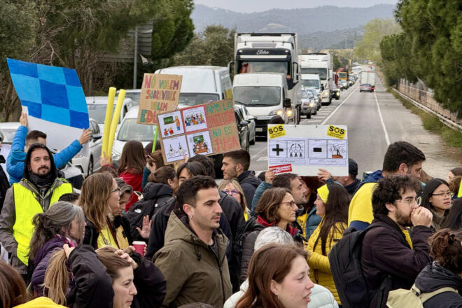 Els docents tallen la C-58 a Sant Quirze del Vallès i la C-32 a Mataró en el quart dia de vaga
