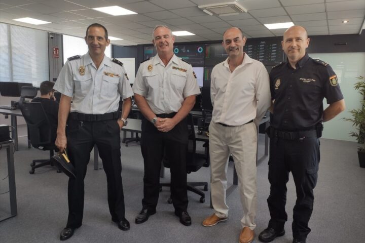 José Luis Santafé (el segon a l'esquerra), el nou director operatiu de la policia espanyokla
