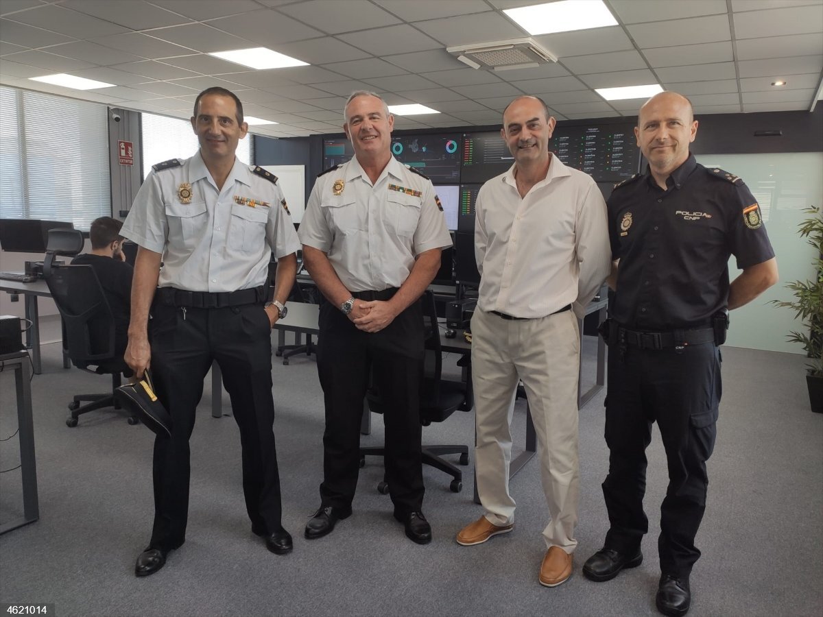 José Luis Santafé (el segon a l'esquerra), el nou director operatiu de la policia espanyokla