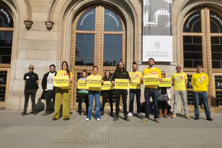 Els sindicats, davant de la Universitat de Barcelona.