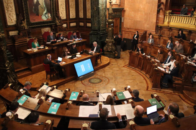 El ple de Barcelona aprova de prioritzar l’ús habitual de l’habitatge i regular els lloguers de temporada