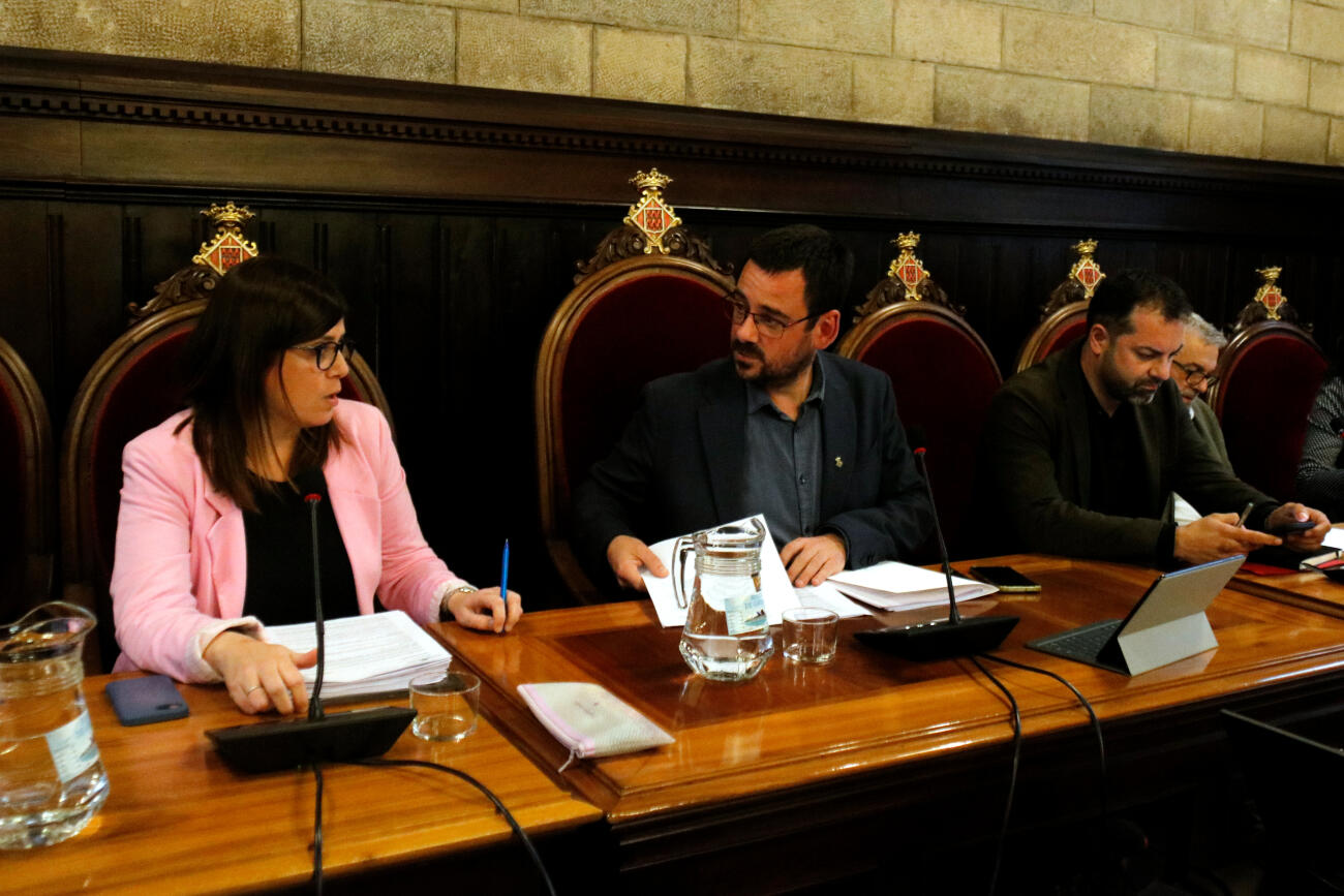 El batlle de Girona, Lluc Salellas, parla amb la vice-batllessa Gemma Geis poc abans que comenci el ple ordinari de març (fotografia: ACN / Xavier Pi).