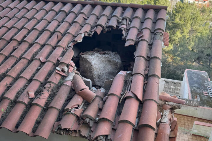 La roca que ha impactat a Cala Galdana (fotografia: EFE / Pere Pons).