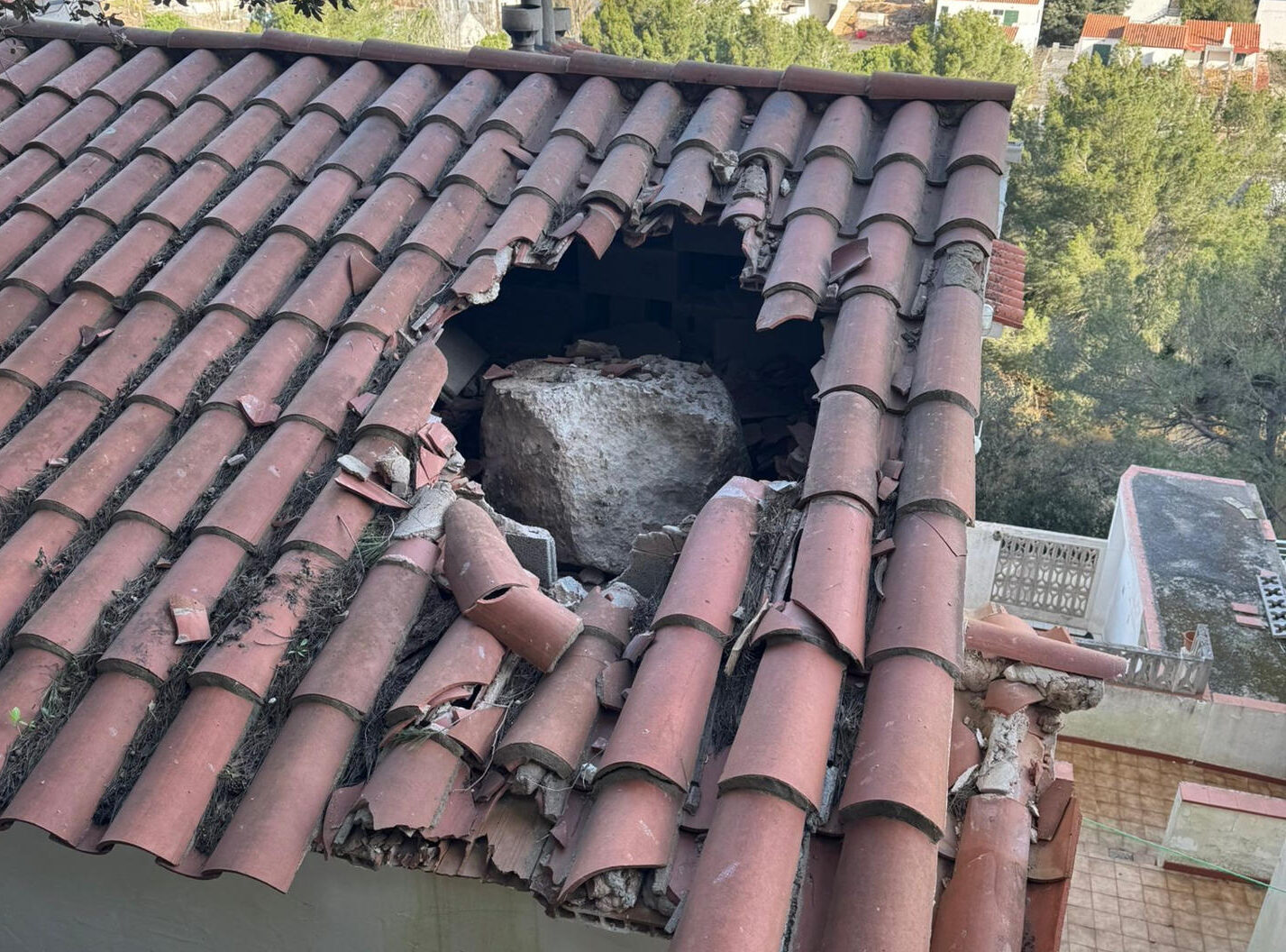 La roca que ha impactat a Cala Galdana (fotografia: EFE / Pere Pons).