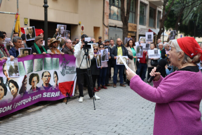 “Avui també es deroguen els drets humans”: protesta contundent contra l’eliminació de la llei de memòria