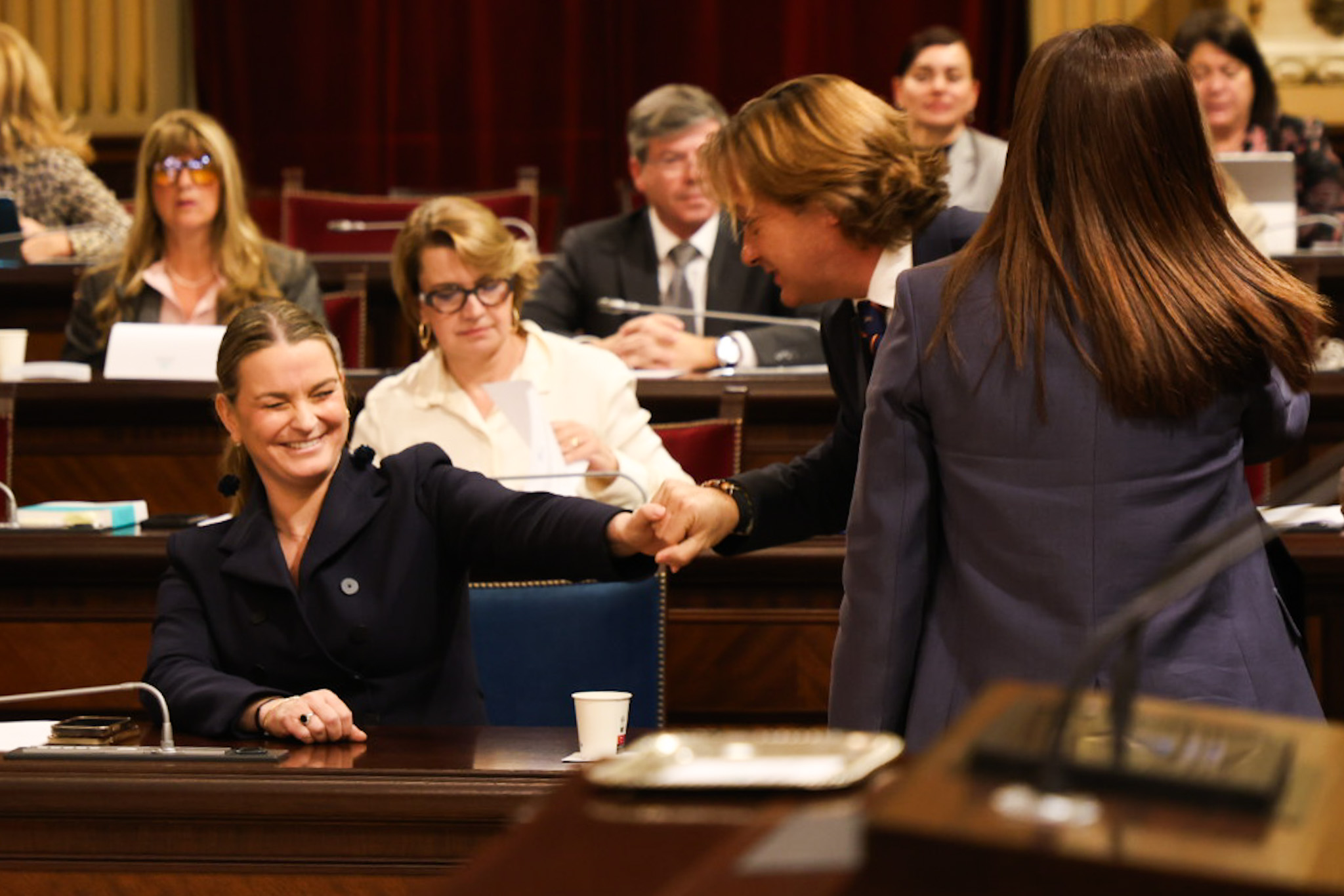Marga Prohens i Jorge Campos se saluden després de derogar la llei de memòria (fotografia: Martí Gelabert.)
