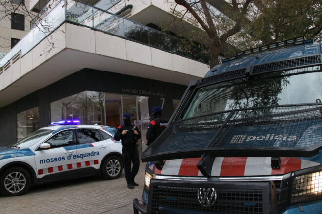 Troben dotze Kalàixnikov en un Porsche a la AP-7