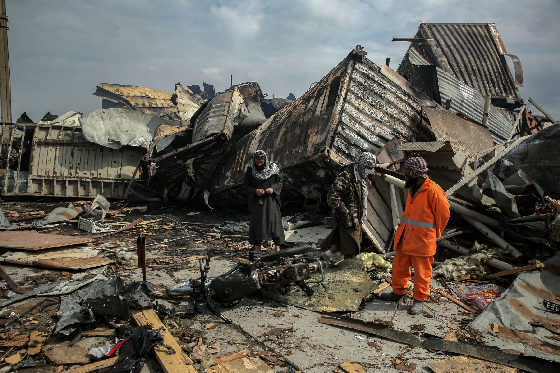 Operaris d'emergències retiren runa a Kàbul, la capital de l'Afganistan, després d'un atac aeri paquistanès, abans-d'ahir (fotografia: Samiullah Popal/Efe).