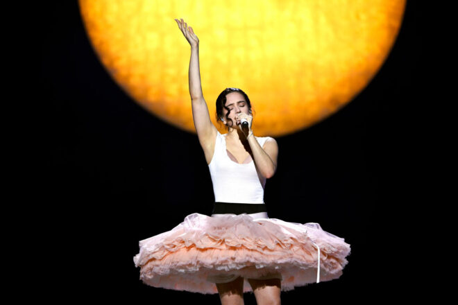 Rosalía suspèn el concert a Milà per una intoxicació alimentària: “Em trobo molt malament”