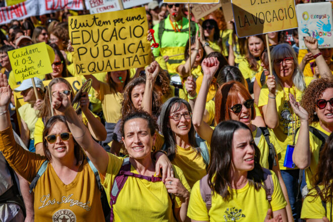 USTEC consulta als docents si reprendre el cicle de vagues o fer-ne una d’indefinida