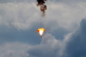 Les Forces de Defenses d'Israel intercepten un dron disparat des del Líban al nord d'Israel, dimecres (fotografia: Atef Safadi/Efe).