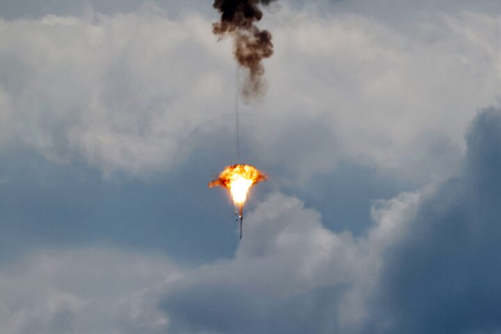Les Forces de Defenses d'Israel intercepten un dron disparat des del Líban al nord d'Israel, dimecres (fotografia: Atef Safadi/Efe).