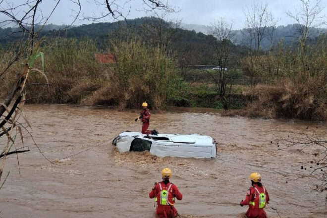 Cerquen al riu Mogent el conductor d’una furgoneta arrossegada per la riera Giola a Llinars del Vallès