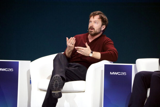 L’actor Aaron Paul alerta de l’addicció al mòbil al MWC: “No és gens saludable”