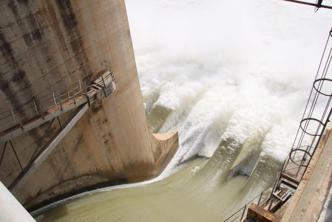 Imatge de l'obertura de comportes del pantà de Riba-roja d'Ebre (fotografia: ACN / Eloi Tost).