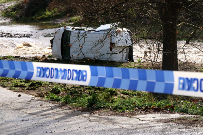 Els bombers amplien fins a la mar la recerca del conductor d’una furgoneta arrossegada per la riera a Llinars del Vallès