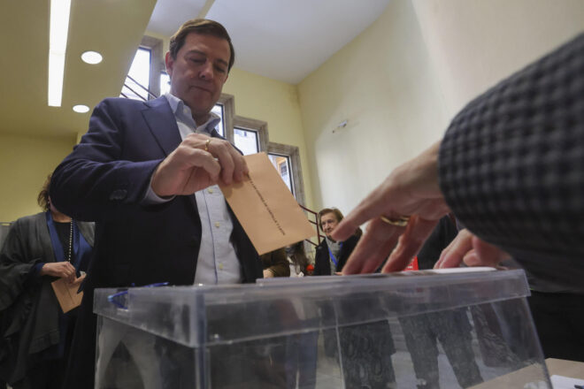 El PP frena l’ascens de Vox en les eleccions a Castella i Lleó, però en dependrà per governar