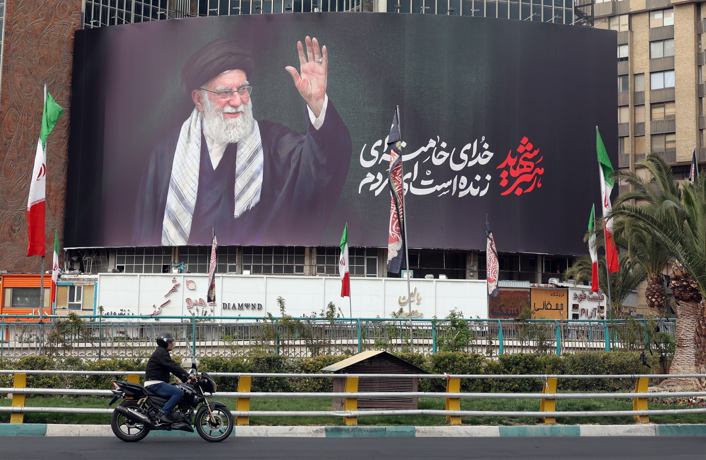 Cartell en memòria del líder suprem de l'Iran, l'aiatol·là Ali Khamenei, a la plaça Valiasr de Teheran, ahir (fotografia: Abedin Taherkenareh/Efe).