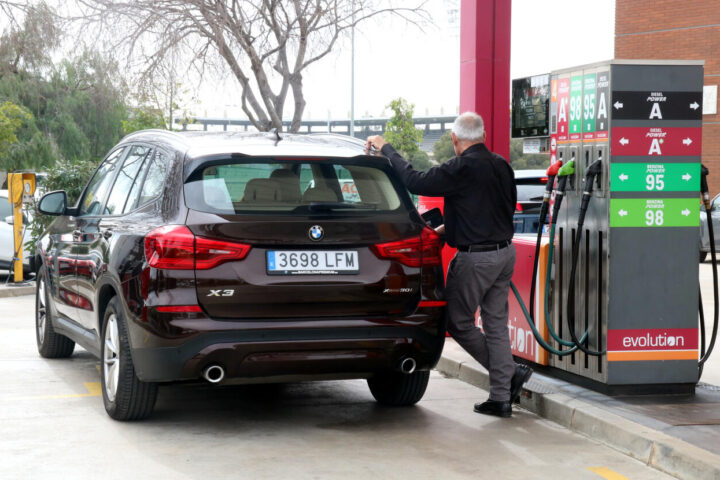 Un home posant combustible en una benzinera de l'Hospitalet (fotografia: ACN / Àlex Recolons).