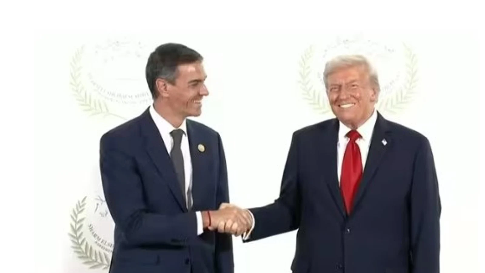 Pedro Sánchez i Donald Trump, saludant-se en una reunió a Egipte l'octubre passat (fotografia: Europa Press).