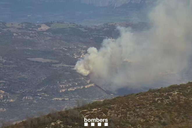 Disset dotacions dels Bombers treballen en un incendi a Llimiana, per una crema que s’ha escapat