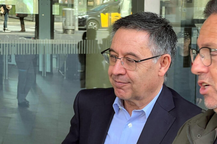 L'expresident del Barça Josep Maria Bartomeu parla amb periodistes en sortir de la Ciutat de la Justícia (fotografia: ACN / Pol Solà).