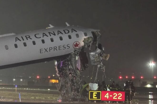 Un avió d’Air Canada xoca amb un vehicle i obliga a tancar l’Aeroport de LaGuardia