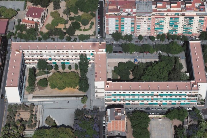 La forma de S caracteritza els ideals d’aquest singular edifici de Sant Andreu del Palomar barceloní (fotografia: arxiu).