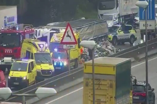 Dotze quilòmetres de retencions a la AP-7 a Cerdanyola del Vallès per un camió bolcat