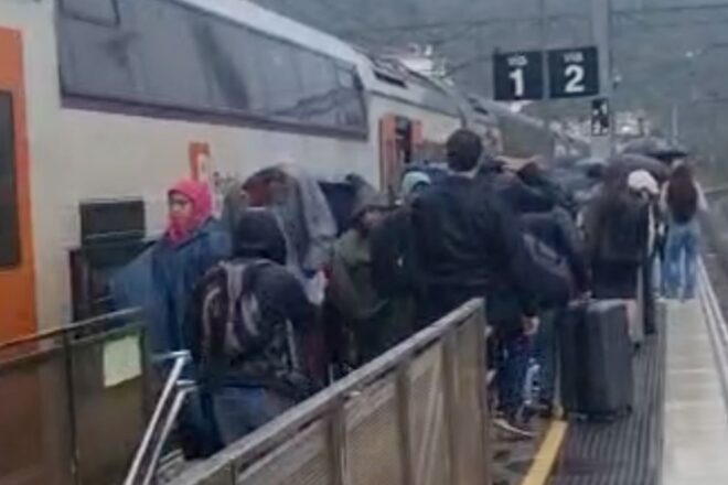 Dues hores atrapats a un túnel i després esperant sota la pluja: el calvari d’avui dels usuaris de la R2 sud