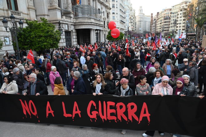 València clama “No a la guerra” en una mobilització unitària contra l’escalada bèl·lica