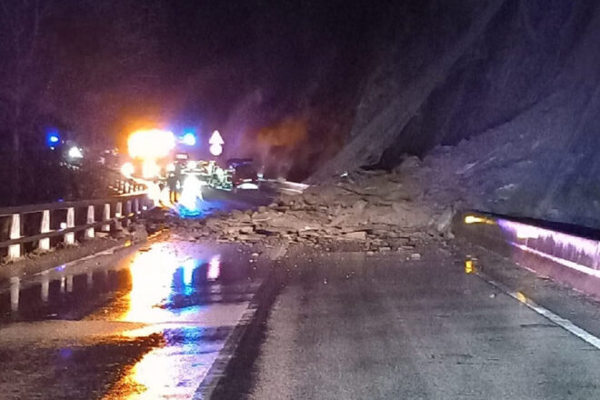 Un ferit per una esllavissada de pedres a la carretera N-260 a Ripoll