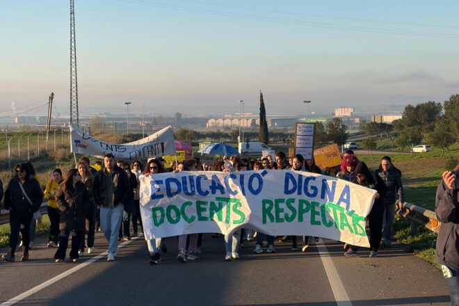 Els docents tallen la A-2 a Ponent i la C-55 a la Catalunya Central en el tercer dia de vaga