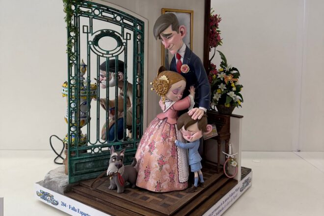 El públic salva del foc el ninot infantil de la falla d’Espartero–Gran Via Ramón y Cajal