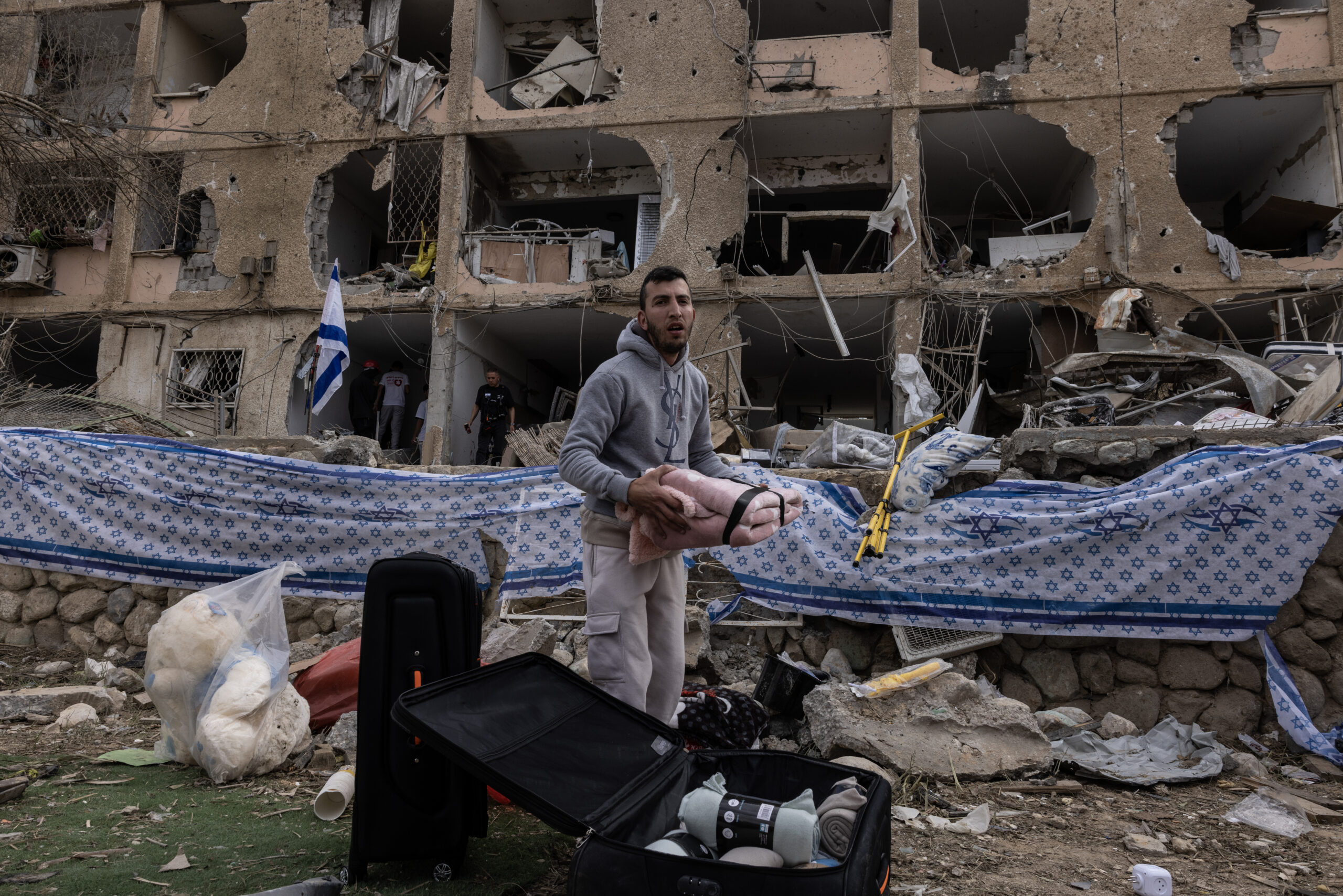 Un veí recupera pertinences de la runa del seu pis a Dimona, a Israel, aquesta setmana (fotografia:  Heidi Levine/The Washington Post).