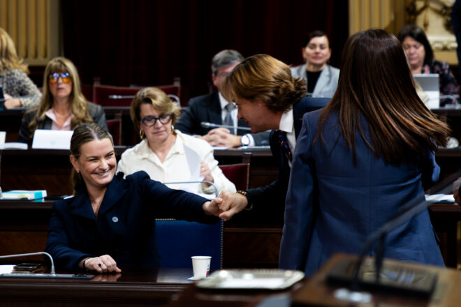 Prohens i Vox tornen al passat i deroguen definitivament la llei de memòria democràtica