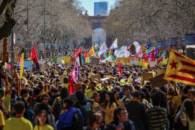 Milers d’ensenyants en vaga col·lapsen el centre de Barcelona i es dirigeixen al parlament