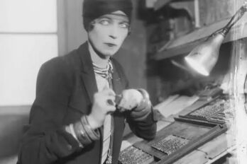 Nancy Cunard, poeta, editora, periodista, polemista i activista anglesa, a la impremta de la seva editorial, Hour Press. París, 1930 (fotografia: arxiu).