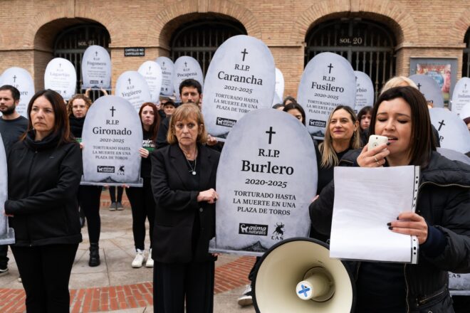 Protesta antitaurina davant la plaça de bous de València