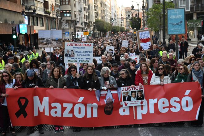 [FOTOGRAFIES I VÍDEO] València torna a eixir al carrer per demanar a crits la presó per a Carlos Mazón